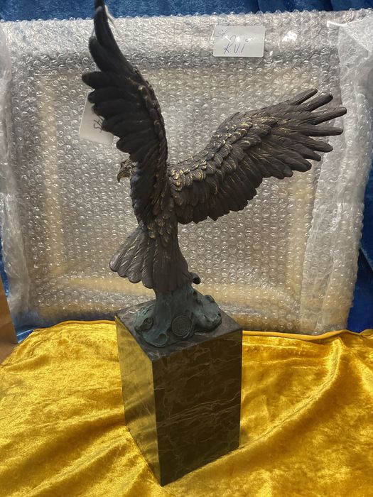Águia escultura bronze assinada 36 cm