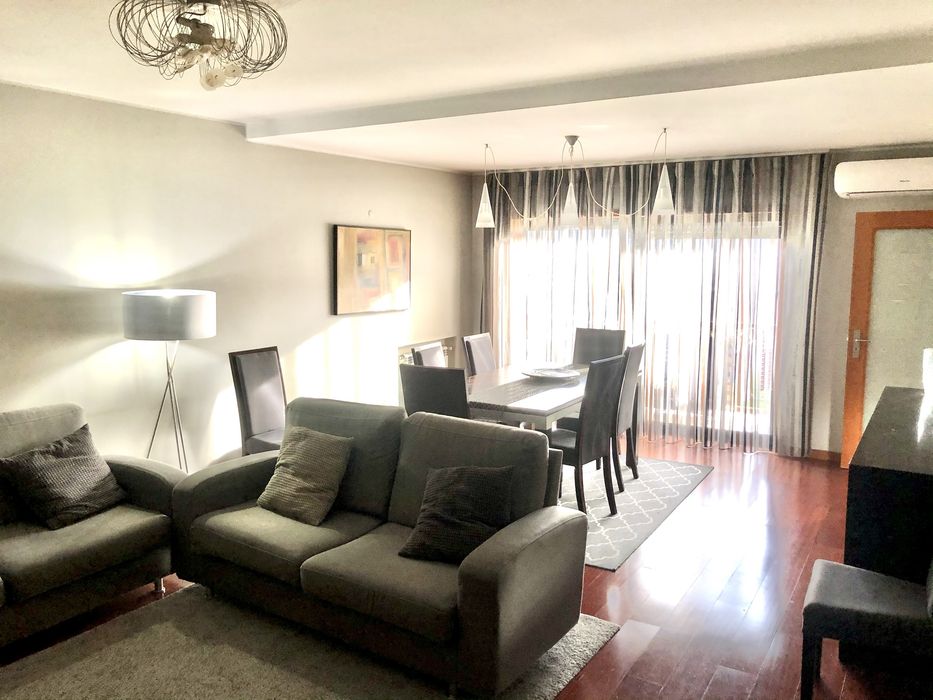 Sofa   de 3 lugares, confortaveis