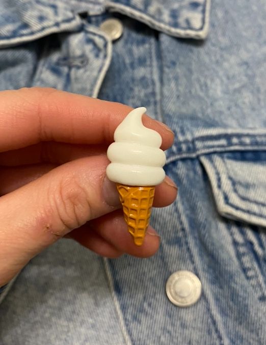 Broszka przypinka lody w wafelku