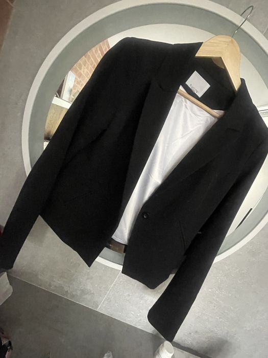 Czarna marynarka damska