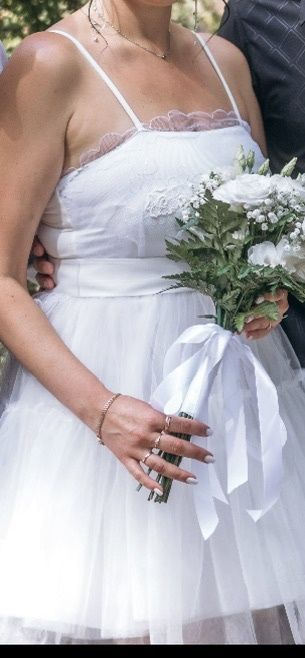 продам весільну (випускну)сукню