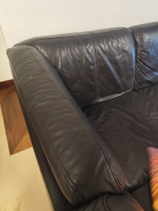 Sofá de canto em pele preta