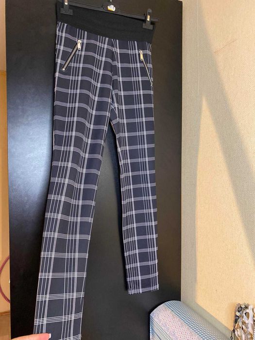 Czarno białe spodnie legginsy w kratkę z suwakami śliskie Stradivarius