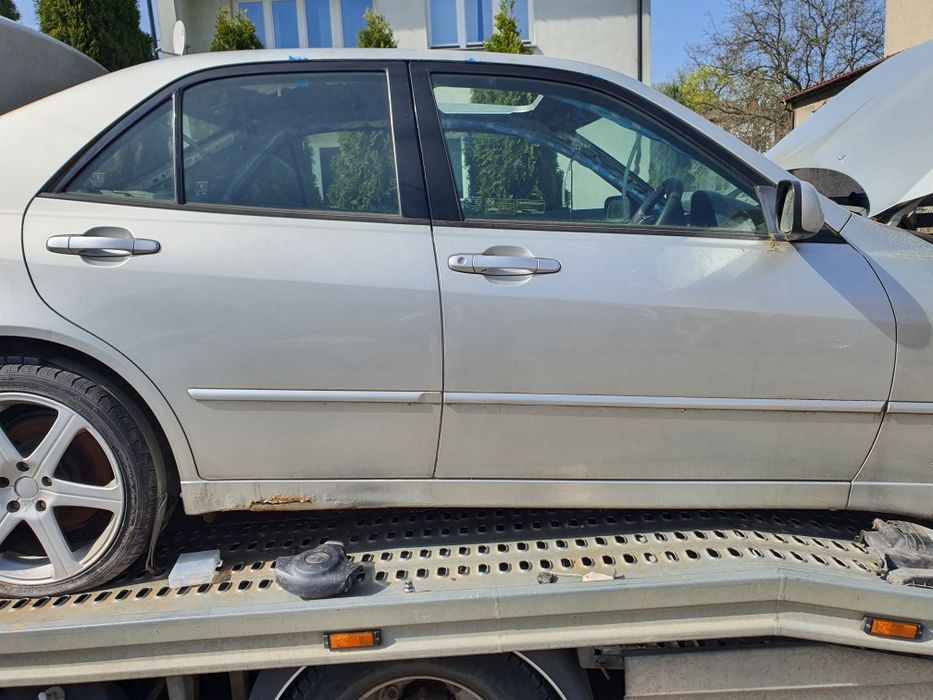 LEXUS IS200 IS300 drzwi prawe przednie 1C0 99-05
