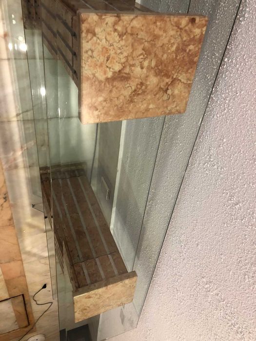 Estante em mármore com prateleiras em vidro