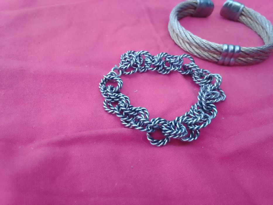 Pulseiras uma em tom prateada outra tom dourado cada 2€