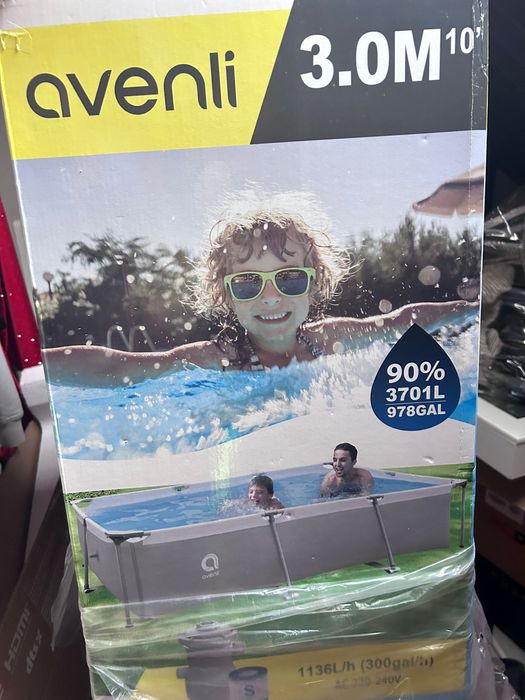 Vendo piscina ainda com a embalagem original , com cobertura e praticamente nova