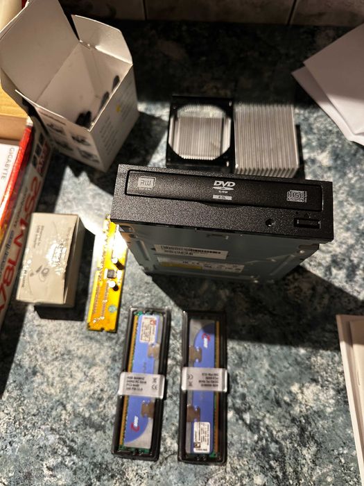 części komputer stacjonarny zasilacz  300w procesor AMD Athlon x1 pamięci radiatory kable połączeniowe nagrywarka DVD RW