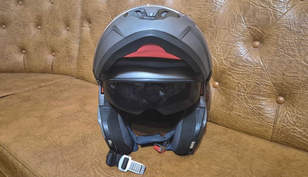 Мотошолом фірменний "MT Helmets Atom"