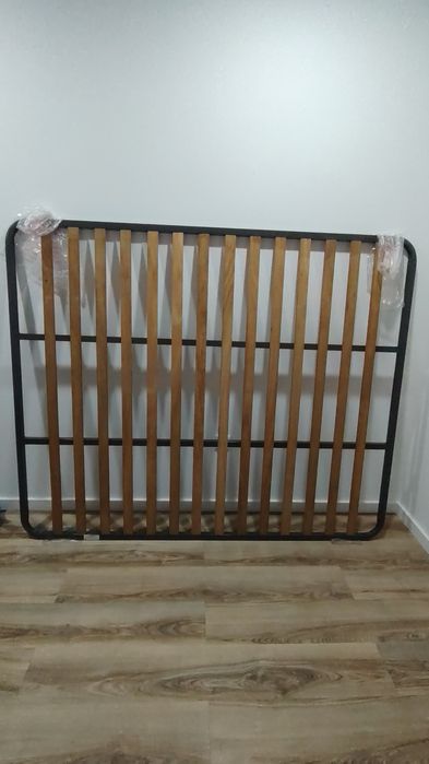 Estrado de madeira e metal 160 x 195 cms