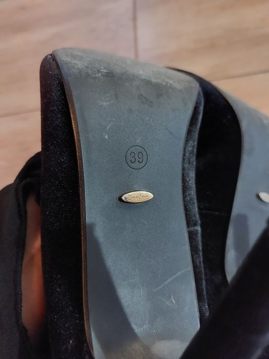 Szpilki 39 DeeZee czarne półbuty aksamit stan idealny