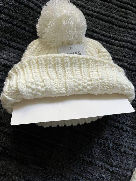 Біла жіноча шапка з рукавичками