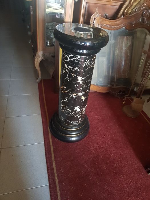 Coluna  marmoriada em loiça