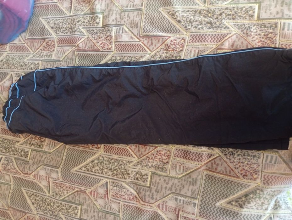 Зимние плащевые на флисе женские штаны на резинке, черные.