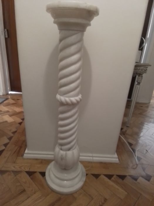 Coluna de mármore com iluminação