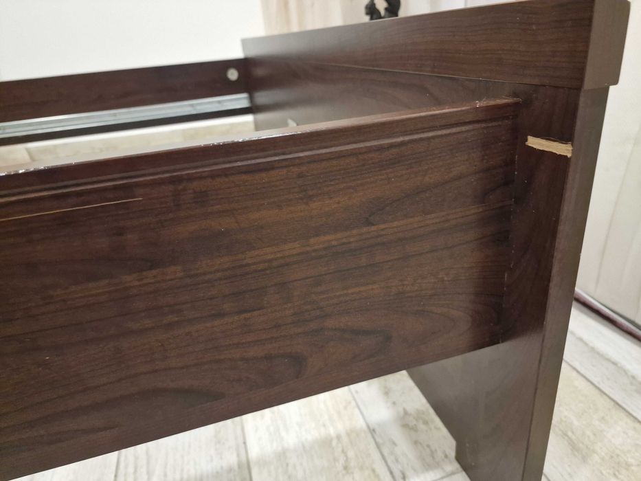 Cama casal e mesas cabeceira