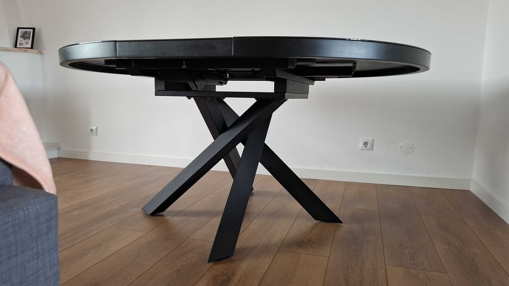 Mesa de jantar e cadeiras