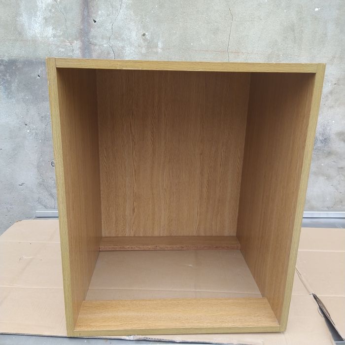 Estantes para exposição ou para outras utilidades.