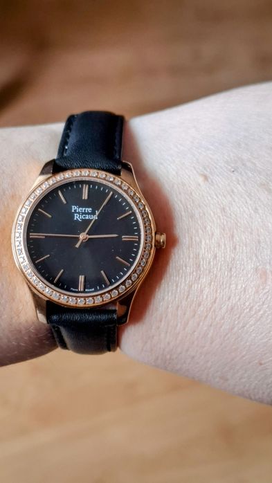 Piękny nowy zegarek z kryształkami