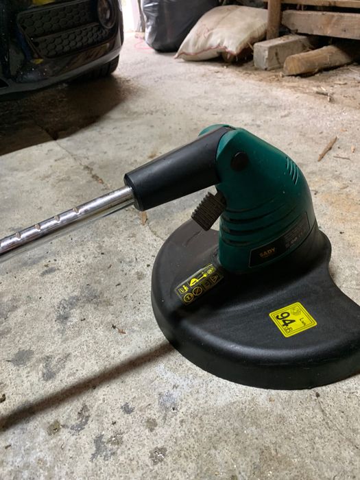 Máquina de aparar relva