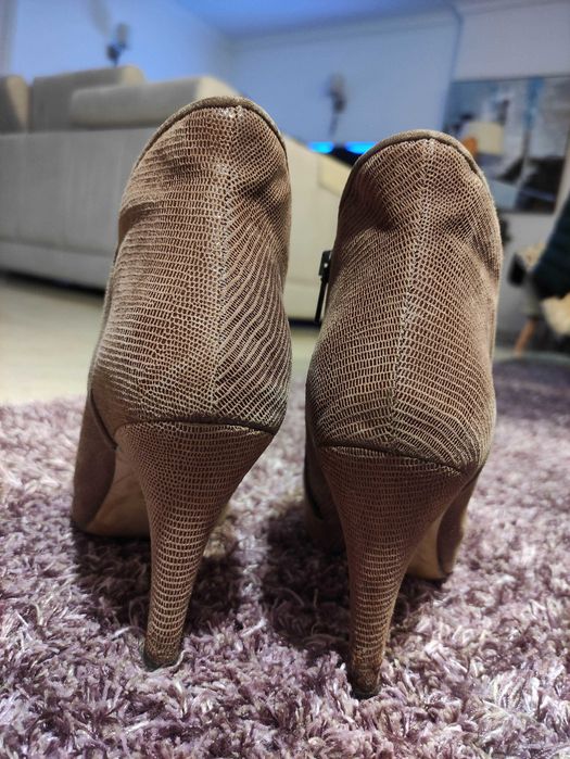 Botins beges salto alto