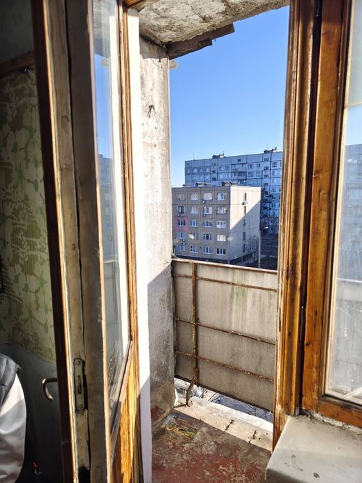 Гостинка с балконом, рядом метро.