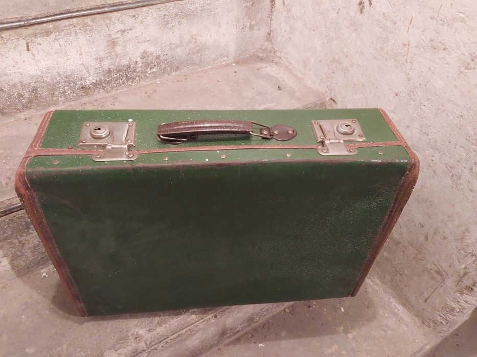 Stara walizka kartonowa tekturowa PRL.  Zielona walizka vintage.