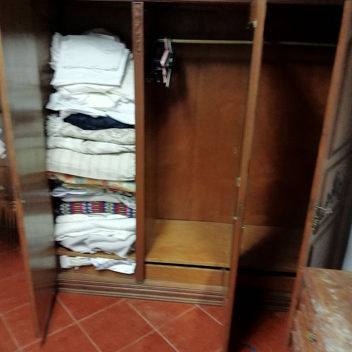 Guarda fatos em madeira