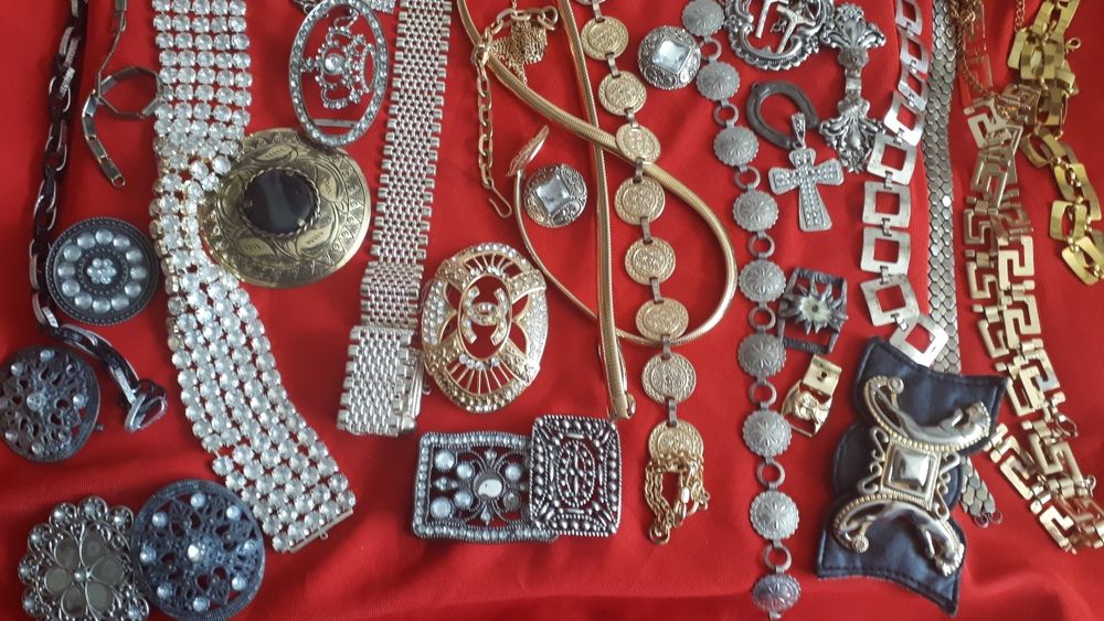 Duzo złotych srebrnych pasów dużo rożnych