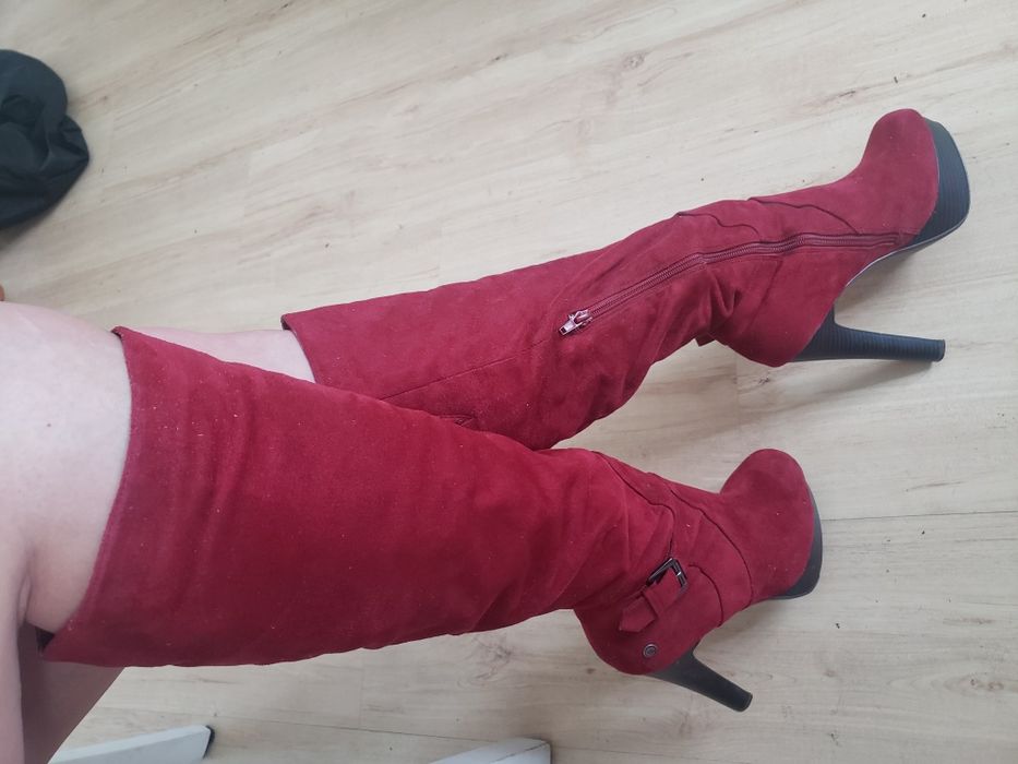 Zamszowe czerwone kozaczki