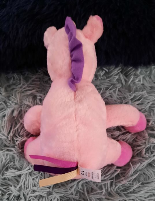 Maskotka grający jednorożec