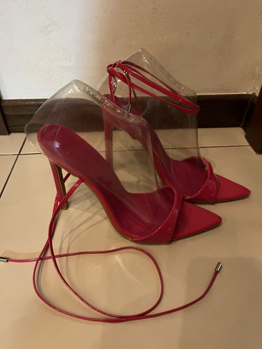 Szpilki, sandały wiązane na kostce