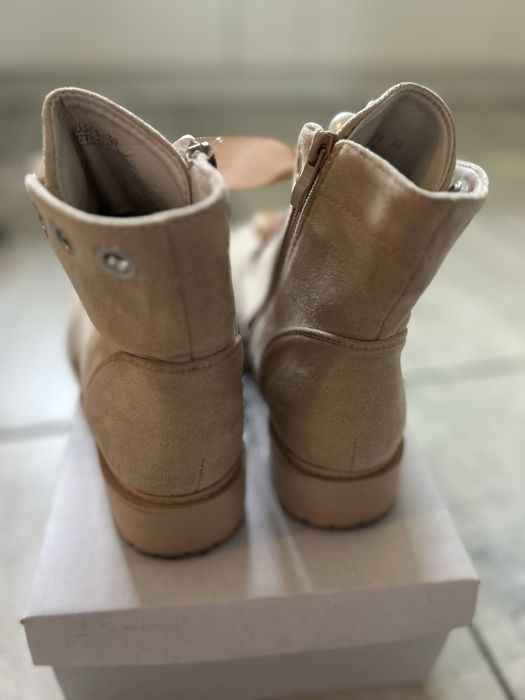 Beżowe botki z perełkami Ideal Shoes