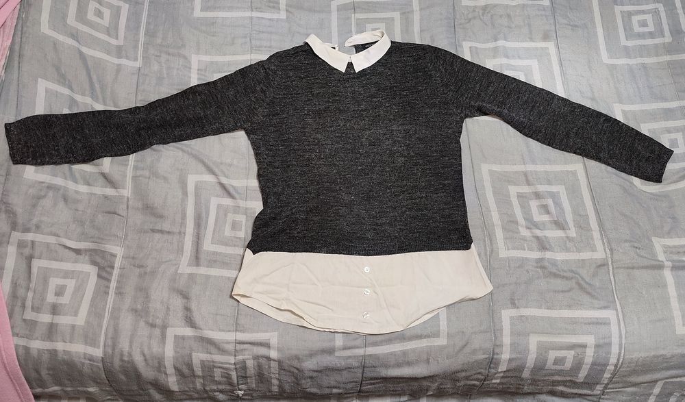 Blusa efeito camisola com camisa integrada