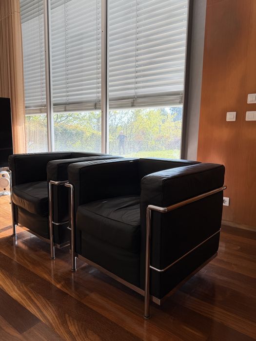 Sofas pretos com armacao metalica