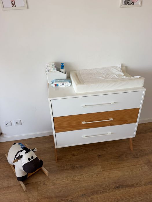 Quarto bebé: berço + cómoda + cadeira amamentação etc