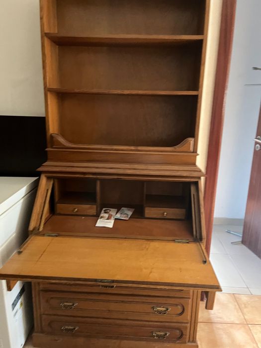 escrivaninha em bom estado com secretária