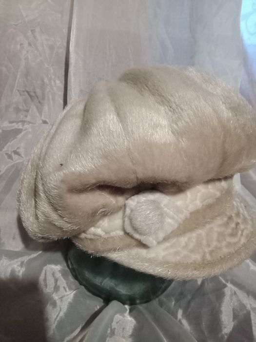 Женские натуральные шапки - береты.