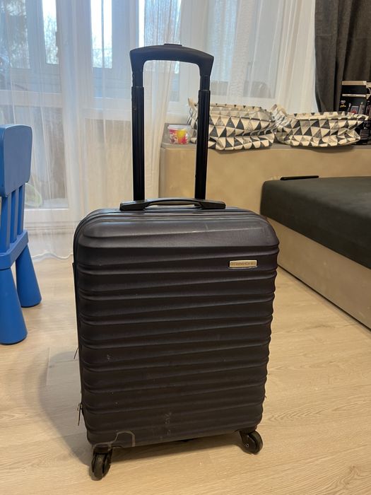 Валіза туристична