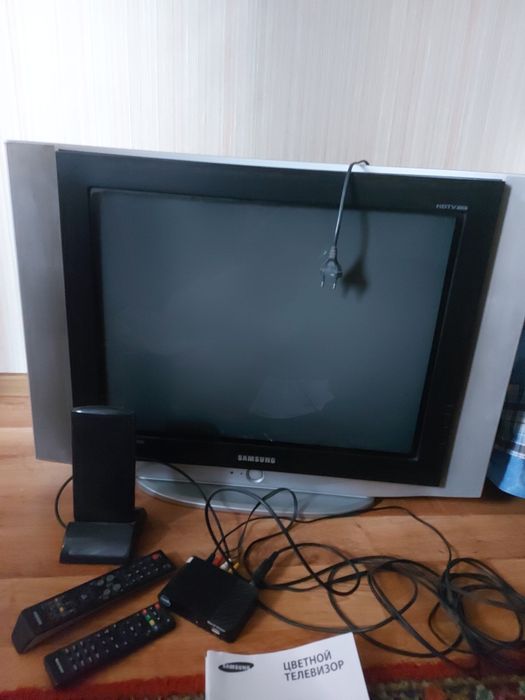 Продаю телевізор Самсунг у робочому стані. З антеною та  Т-2