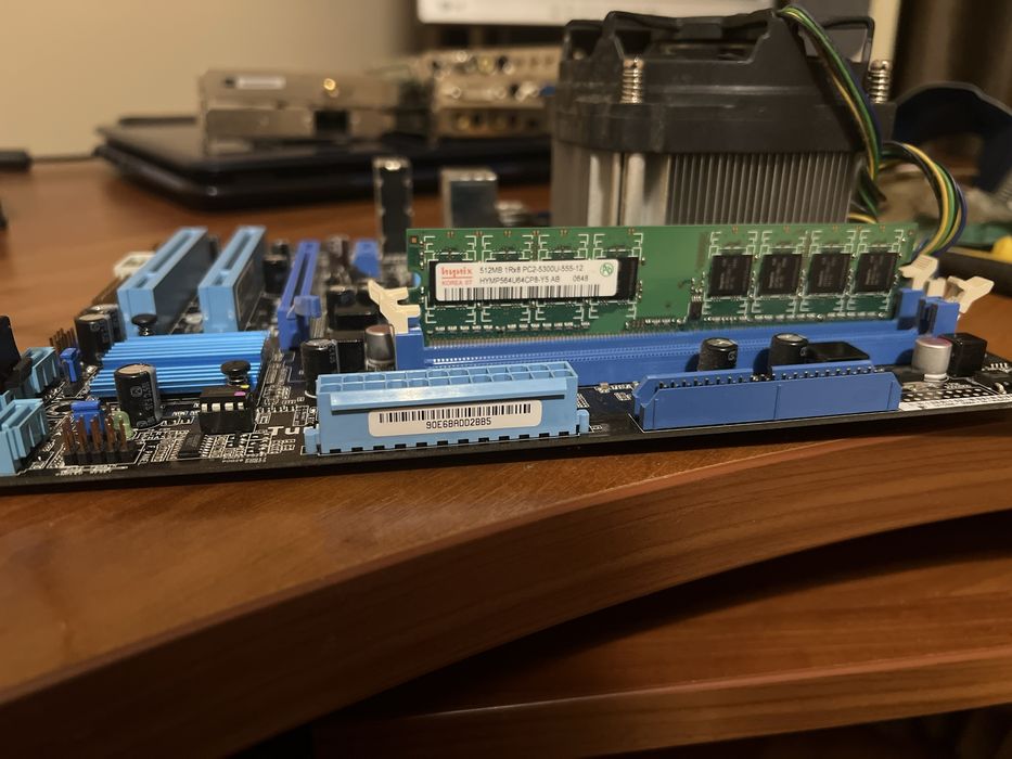 Материнська плата з поцесором