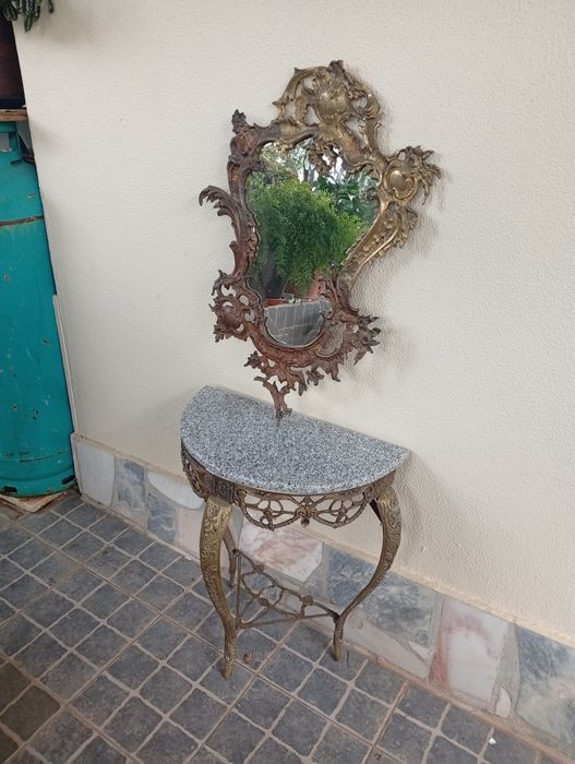 Mesa para entrada de um casa com espelho incluído