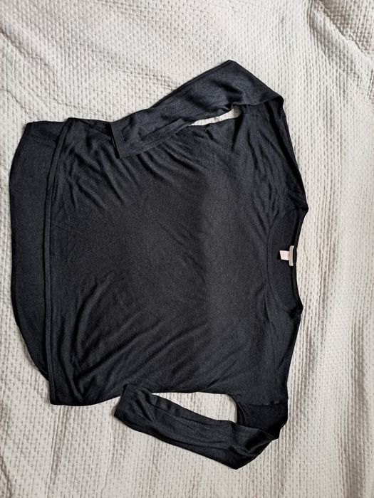 Szary sweter oversize