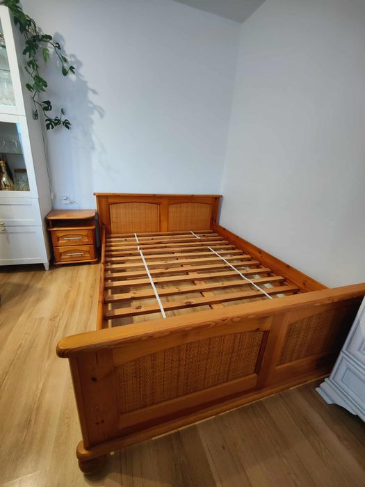 Łóżko z mocnego drewna, solidne, z elementami ratanu, z stolikiem