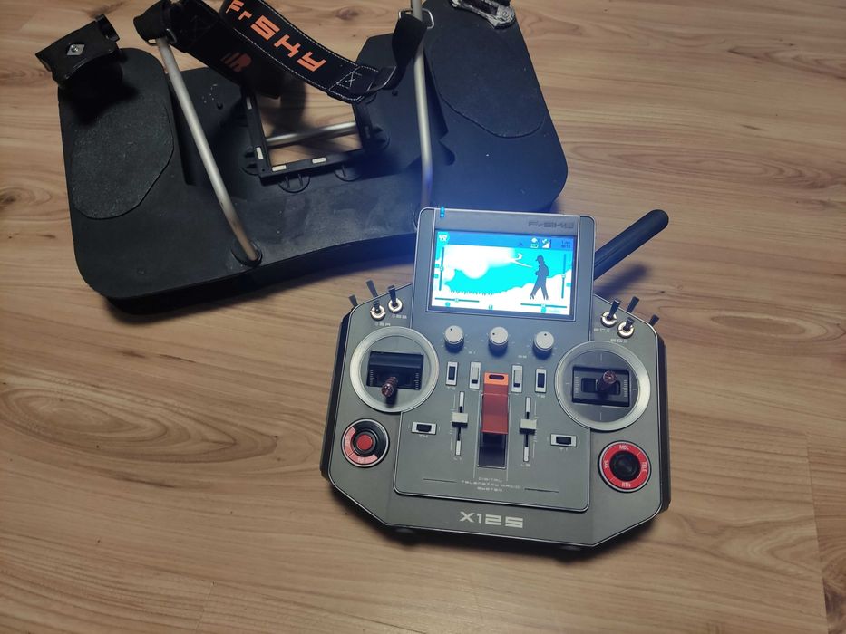 frsky Horus x12s plus 5 odbiorników i sensor GPS.