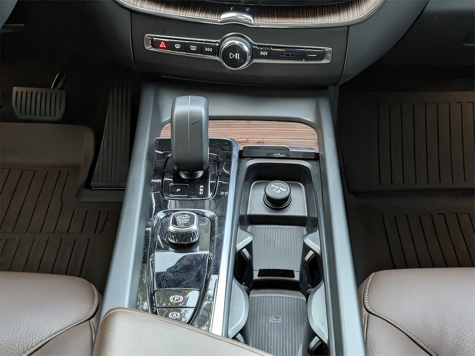 Volvo XC60      2024