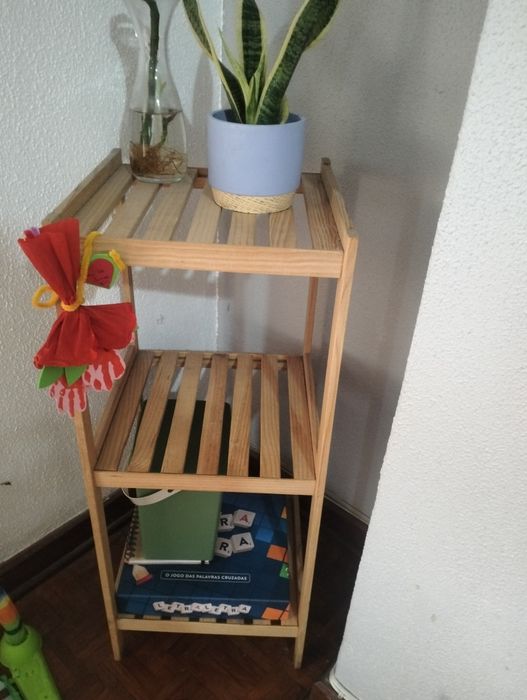 Mesa em Madeira com estantes