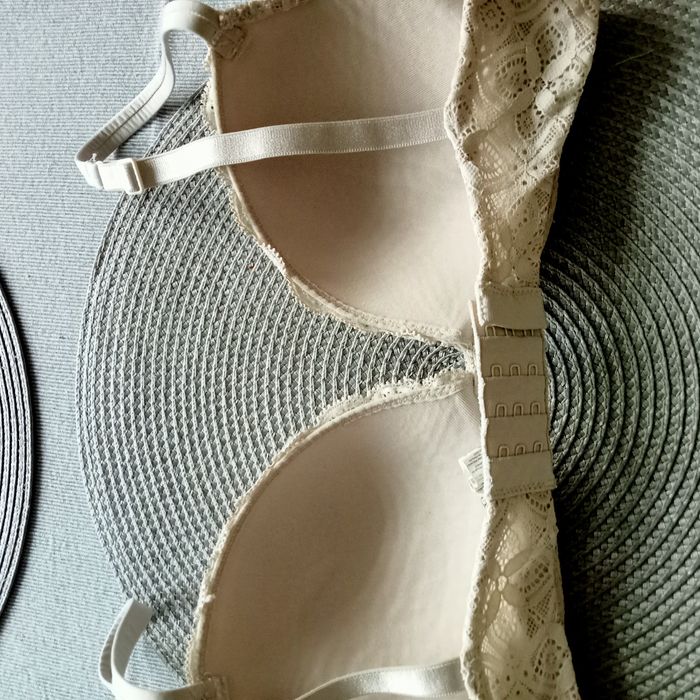 Biustonosz bez fiszbin, koronkowy Intimissimi  75C