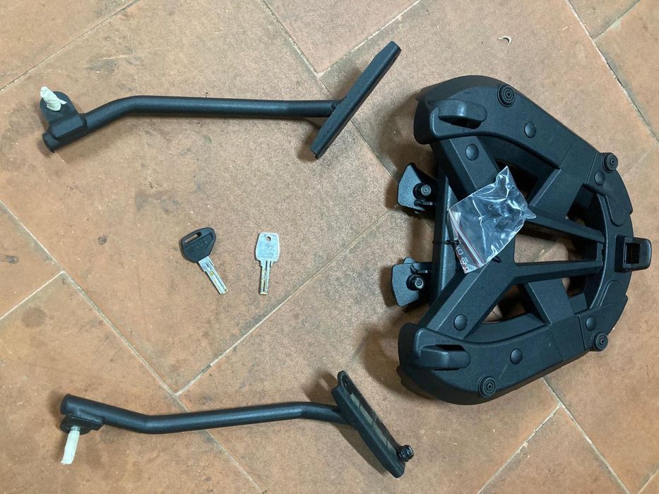 Top CaseTop case Givi como novo . Tem a base preparada para montar em Honda África Twin