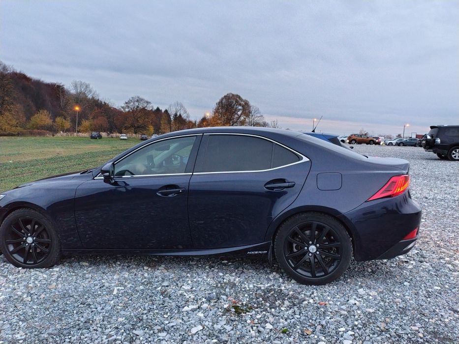 Автомобіль Lexus IS 300h Hybrid 2018